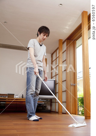フローリングワイパーで掃除をする男性 フローリングワイパーで掃除をする男性 6560597