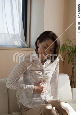 腹部に手を当てる女性 6560600