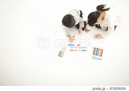 仲良くお絵描きをする男の子と女の子 6560608