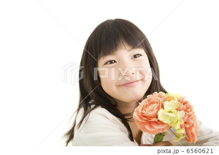花を持つ女の子 6560621