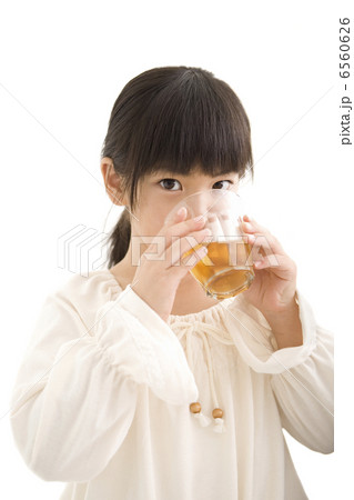 飲み物を飲む女の子 6560626