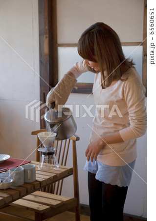 コーヒーを淹れる若い女性 6560651