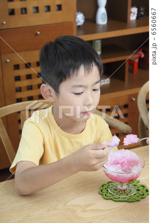 かき氷をスプーンですくう男の子 かき氷をスプーンですくう男の子 6560667