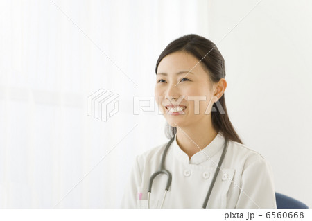 笑顔の女性研修医 6560668