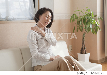 肩凝りに顔をしかめる女性 6560670