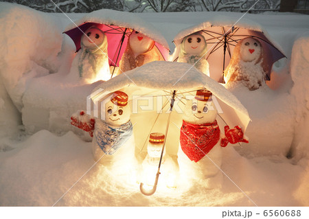 あいあいがさの雪だるま横 6560688