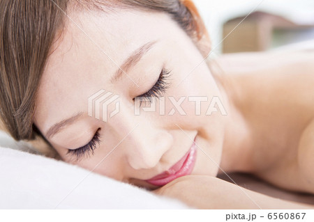 ボディエステの施術を受けている女性 6560867
