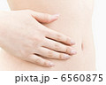 お腹に手を当てている女性の手元 6560875