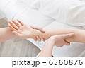 ハンドマッサージの施術 6560876