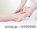 フットマッサージの施術 6560880