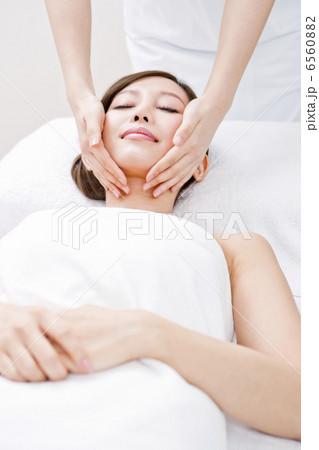 フェイシャルエステの施術を受けている女性 6560882