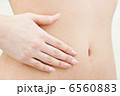 お腹に手を当てている女性の手元 6560883