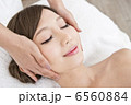 フェイシャルエステの施術を受けている女性 6560884