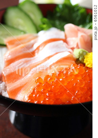 いくらとサーモンの親子丼 6561012