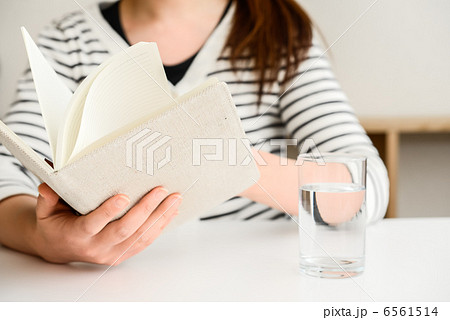 飲水とノート 6561514