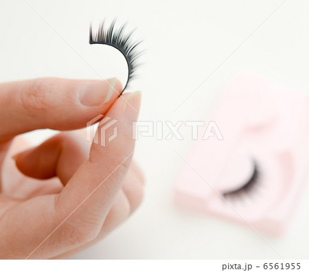 つけまつげを持つ 6561955