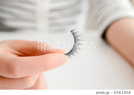 つけまつ毛を持つ手 6561958