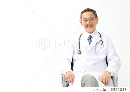椅子に座る医者 6562033