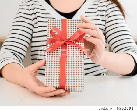 プレゼントと女性 プレゼントと女性 6562091