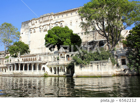 palace and lake in Udaipur India palace and lake in Udaipur India 6562212