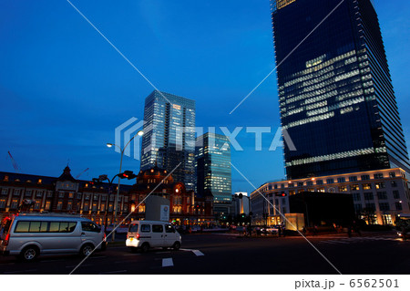 東京駅丸の内駅舎のライトアップと建設中のJPタワー・キッテ 6562501