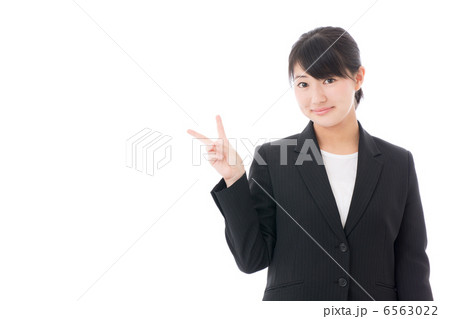 ピースするビジネスウーマン 6563022
