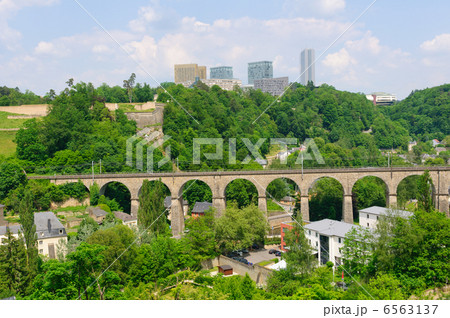 ルクセンブルク　アーチ鉄道橋とキルヒベルク地区 6563137