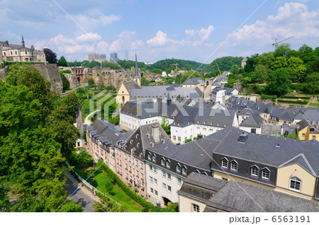 ルクセンブルク旧市街とキルヒベルク地区の高層ビル群 6563191