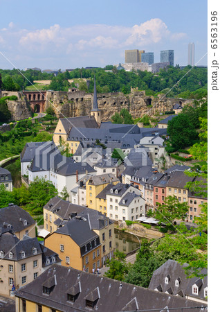 ルクセンブルク旧市街とキルヒベルク地区の高層ビル群の写真素材
