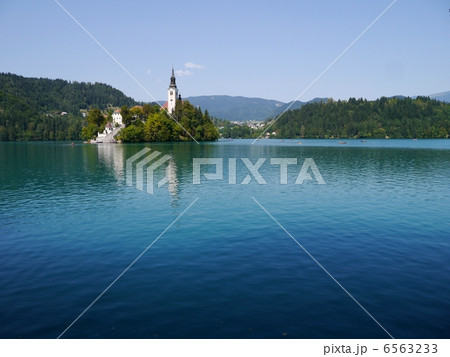 アルプスの瞳と称されるスロベニアのブレッド湖と聖母被昇天教会 アルプスの瞳と称されるスロベニアのブレッド湖と聖母被昇天教会 6563233