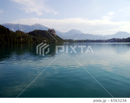 アルプスの瞳と称されるスロベニアのブレッド湖 6563236