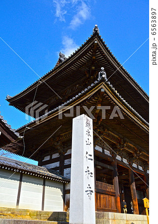 仁和寺の「二王門」（京都市右京区御室／京都府） 6563897