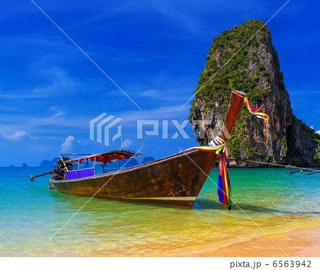 Thailand exotic tropical beach. Blue sky, sand and traditional b 6563942