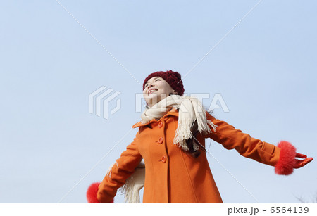 冬の青空と女性 冬の青空と女性 6564139