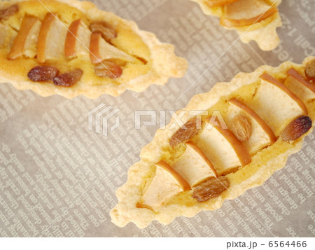 りんごとレーズンのタルト (ハイアングル) りんごとレーズンのタルト (ハイアングル) 6564466