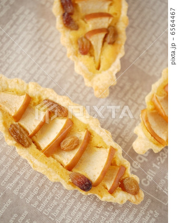 りんごとレーズンのタルト (ハイアングル縦位置) りんごとレーズンのタルト (ハイアングル縦位置) 6564467