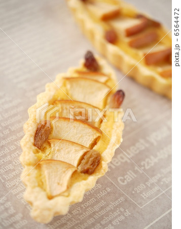 りんごとレーズンのタルトⅡ　（縦位置） 6564472