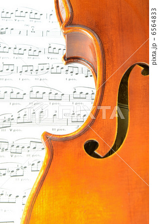 ヴァイオリンと楽譜　 6564833