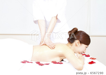 エステを受ける女性 6567290
