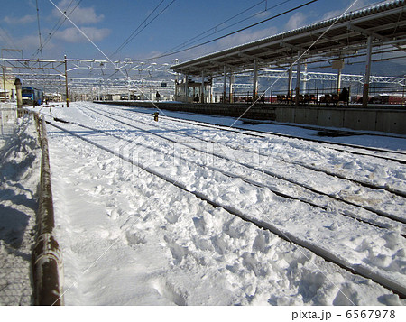 雪の積もった駅 6567978