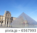 ルーブル美術館のガラスピラミッド 6567993