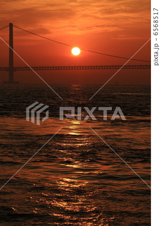 明石海峡の朝日 6568517