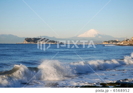 稲村ヶ崎からの江ノ島と富士山 6568952
