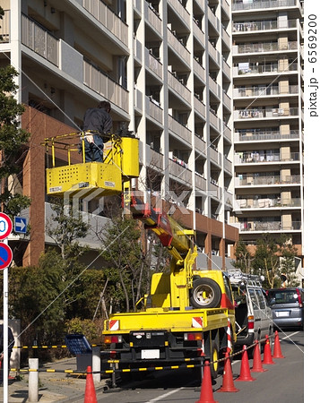 高所作業車で作業中 高所作業車で作業中 6569200