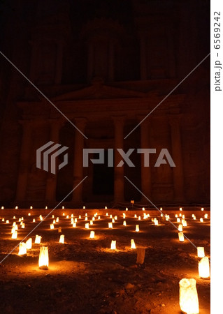 ヨルダン　ペトラ・バイ・ナイト 6569242