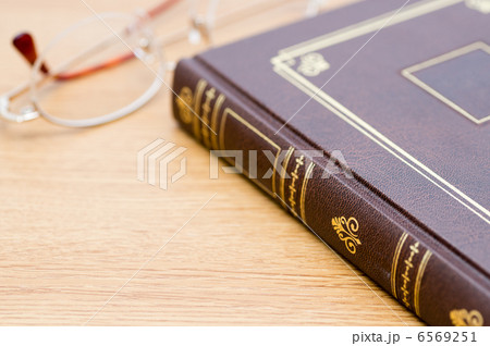 本と眼鏡 6569251