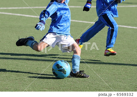 人工芝グランドでのサッカーイメージ(シュート) 人工芝グランドでのサッカーイメージ(シュート) 6569332