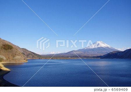 本栖湖と富士山 6569409