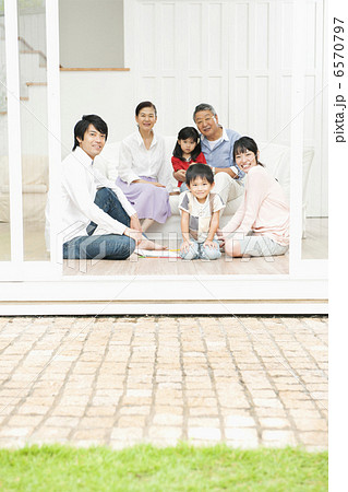 リビングでくつろぐ三世代家族 リビングでくつろぐ三世代家族 6570797