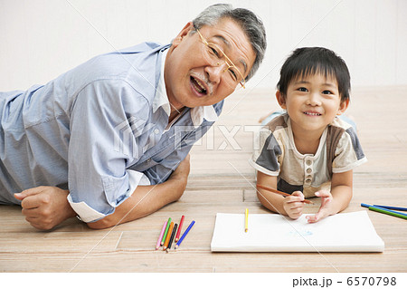 リビングで祖父とお絵描きをする男の子 リビングで祖父とお絵描きをする男の子 6570798